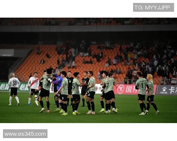 足球明星因伤提前离场引发球迷热议赛季前景堪忧